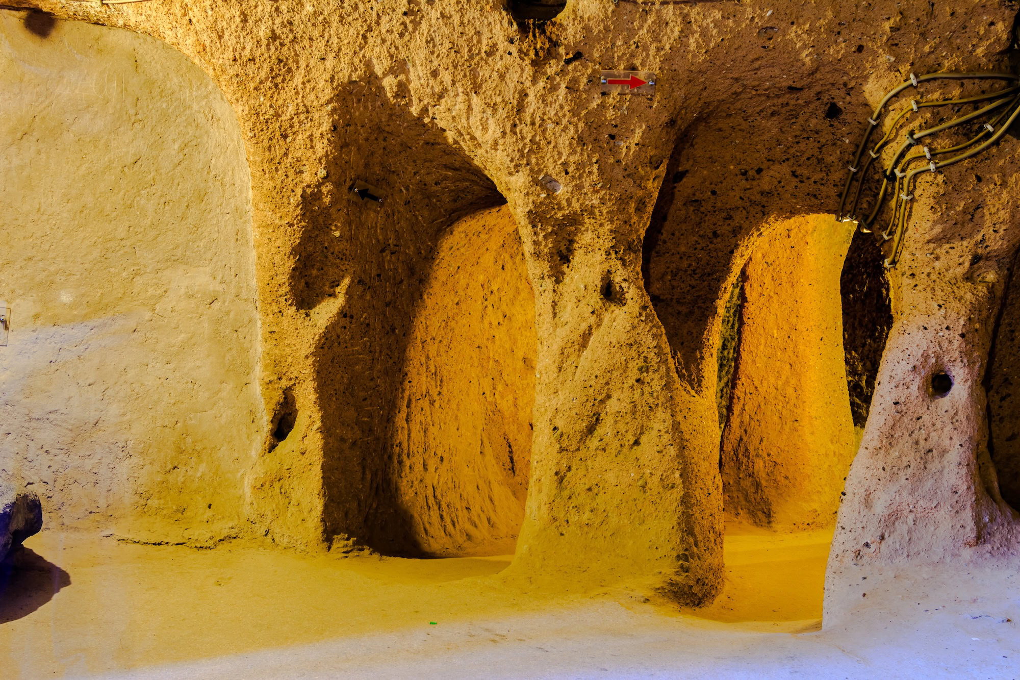 Câmaras de pedra esculpida e túneis da cidade subterrânea de Derinkuyu