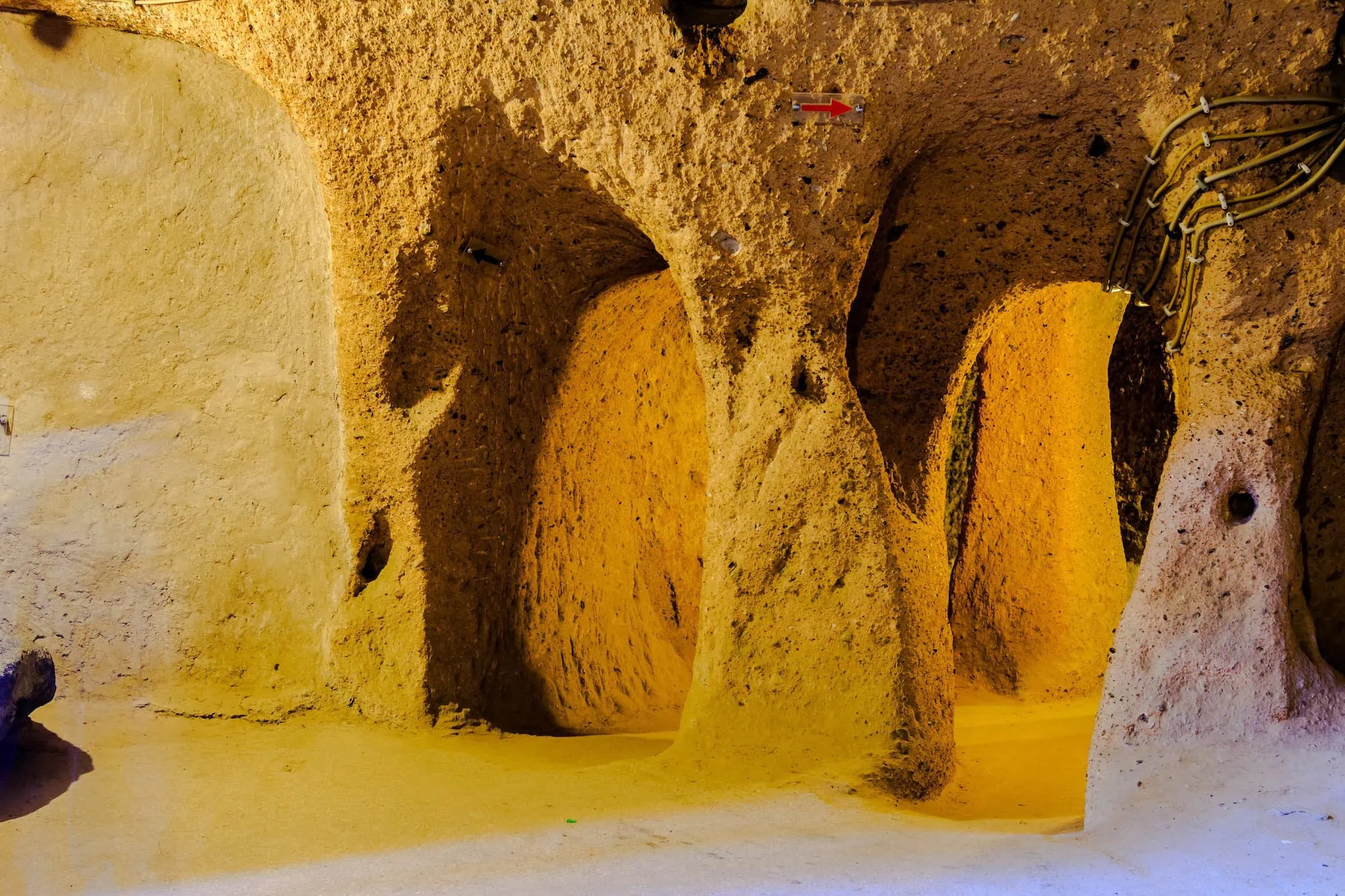 Câmaras de pedra esculpida e túneis da cidade subterrânea de Derinkuyu