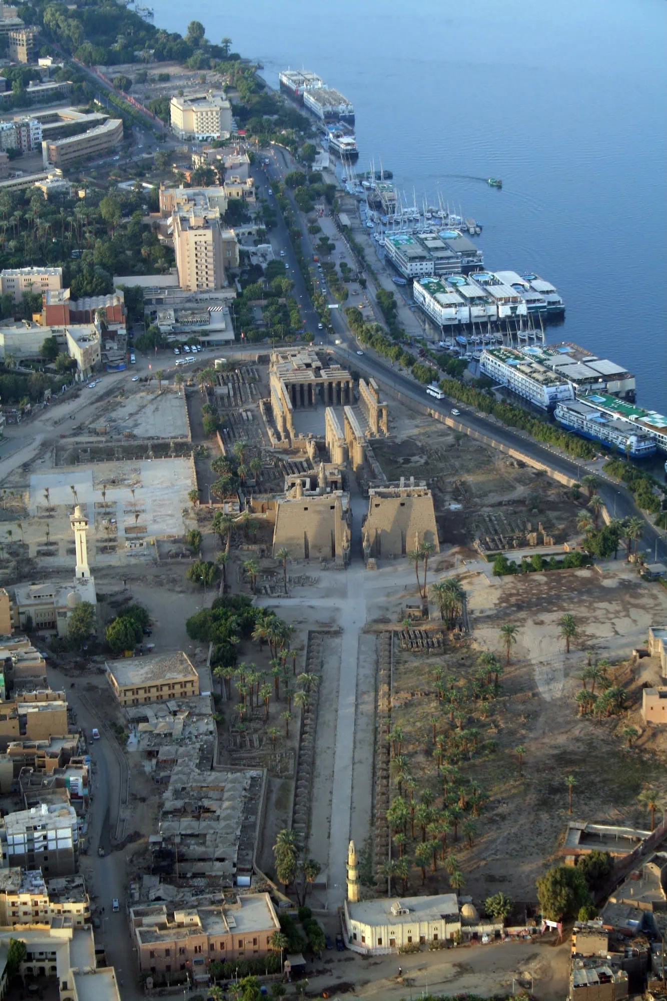Vista aérea do Templo de Luxor junto ao Rio Nilo com navios de cruzeiro
