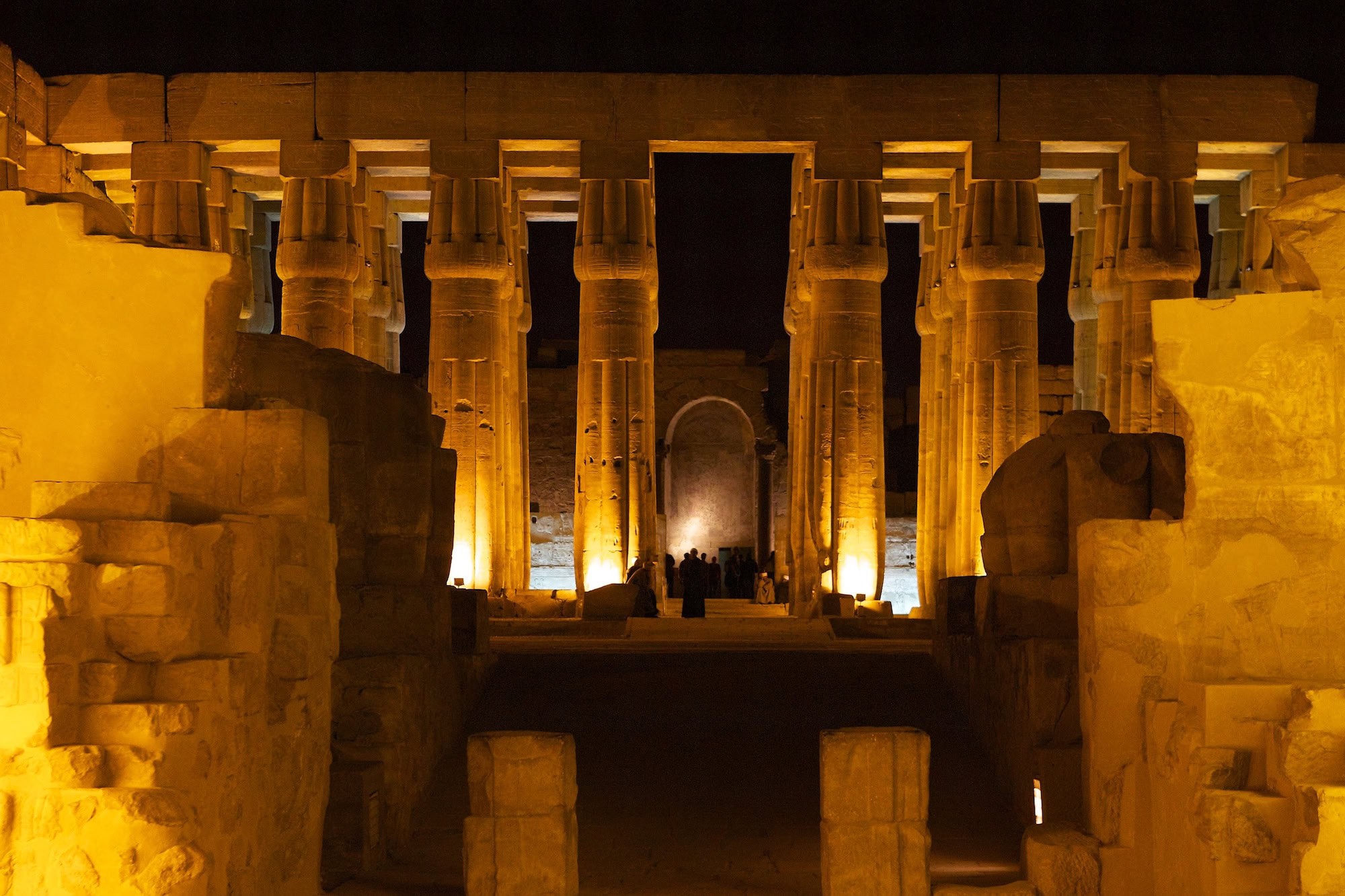 Visitatori che esplorano il Tempio di Philae con calzature appropriate