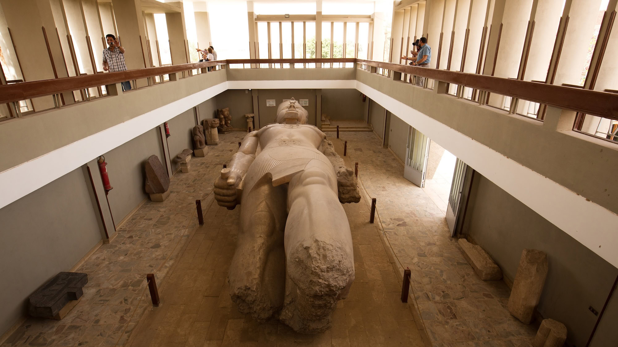Estátua colossal de Ramsés II no Museu de Memphis, Egito