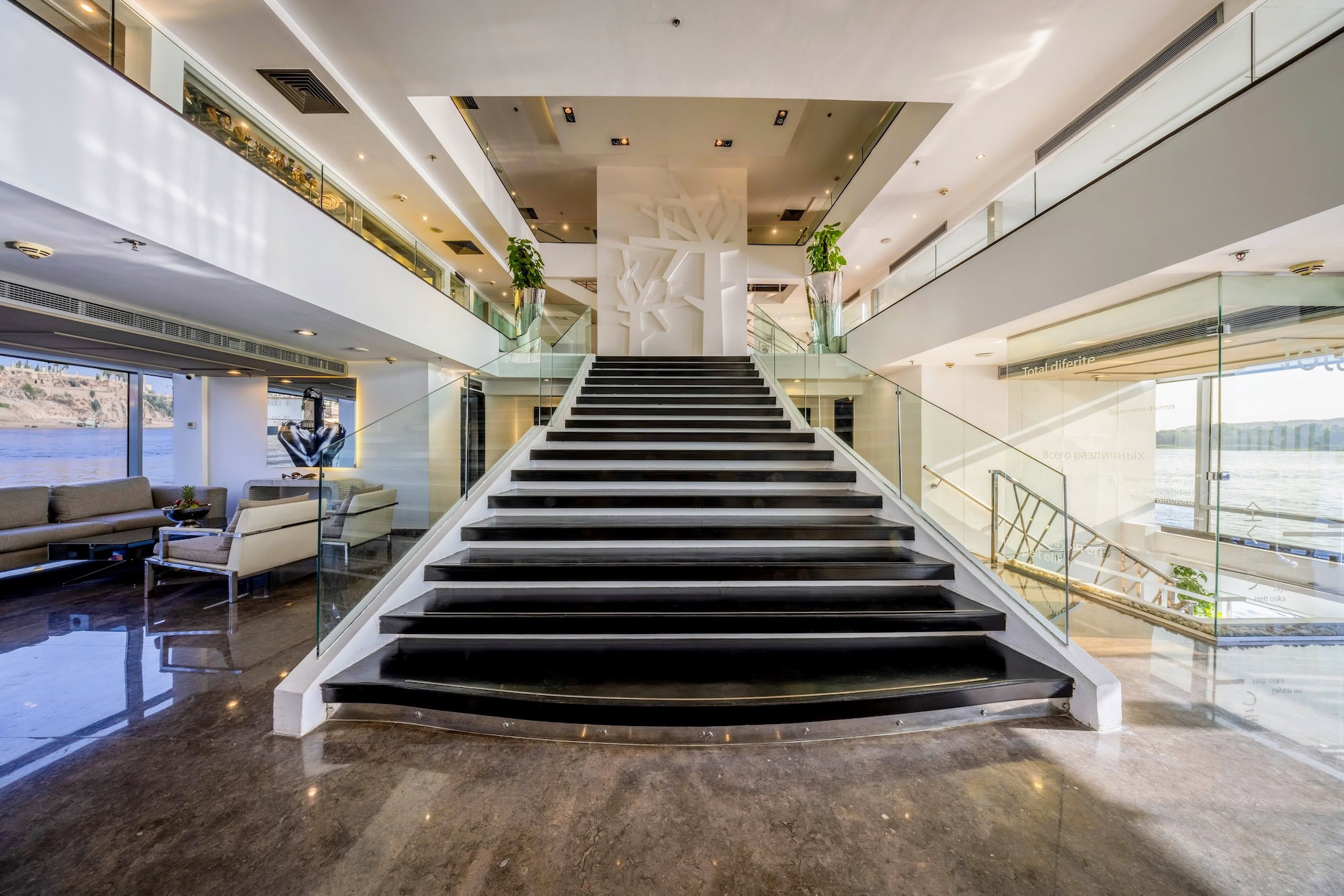 Salão principal do MS Farah