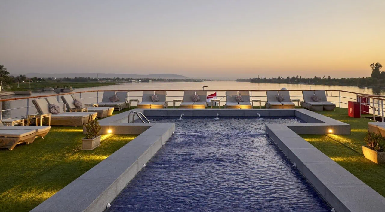 Piscina ao ar livre no Mövenpick Royal Lily com espreguiçadeiras