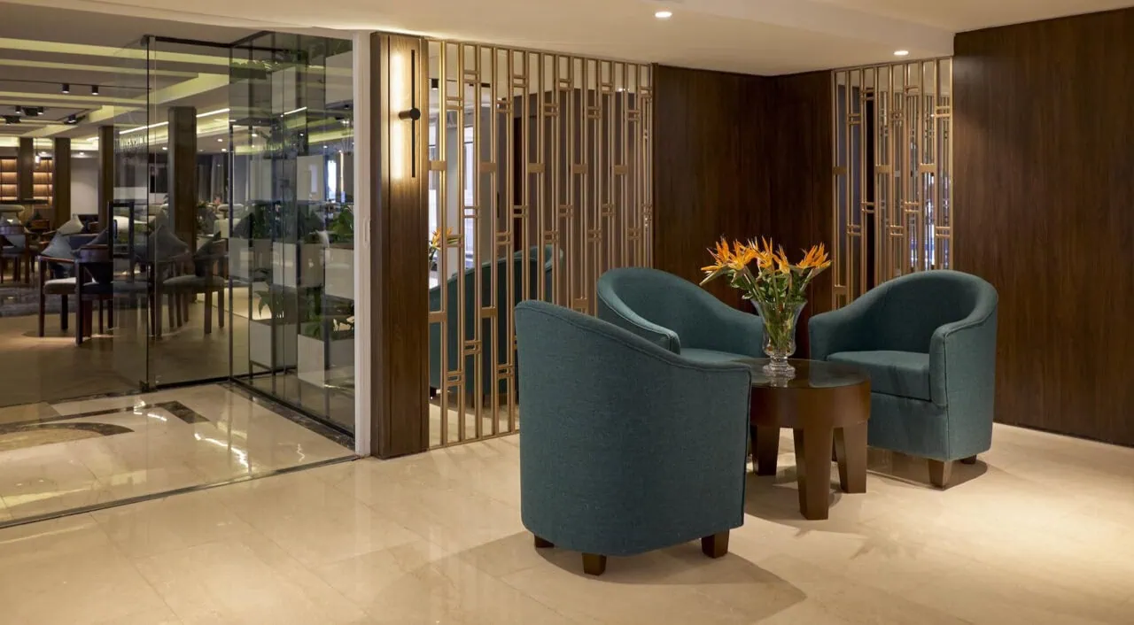 Área interna relaxante no cruzeiro Mövenpick Royal Lily pelo Nilo