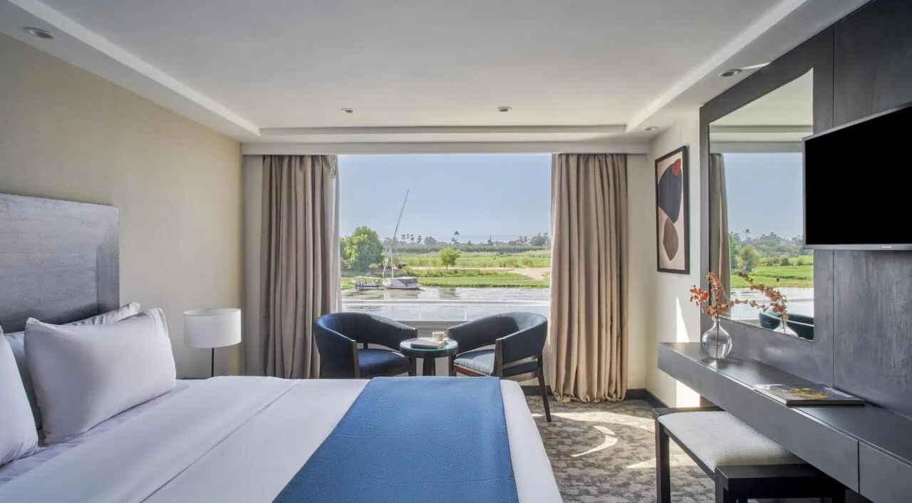 Cabine confortável no Mövenpick Royal Lily com tons suaves