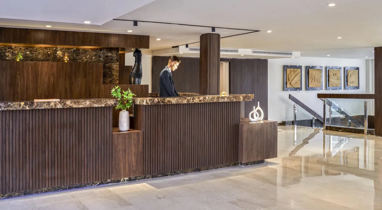 Área de recepção no Mövenpick Royal Lily com iluminação acolhedora