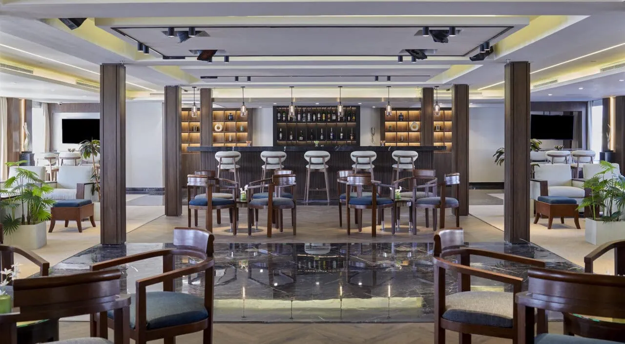 Amplo saguão no Mövenpick Royal Lily com decoração moderna