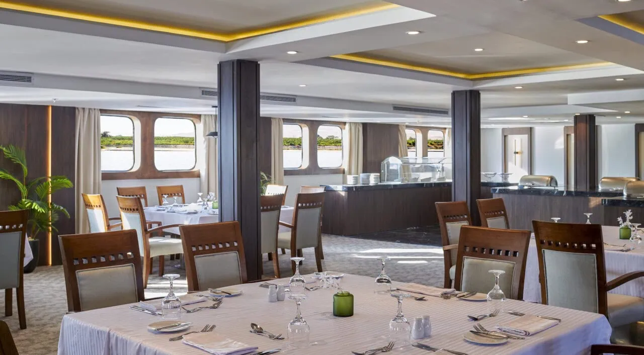 Restaurante elegante no Mövenpick Royal Lily com vista para o rio