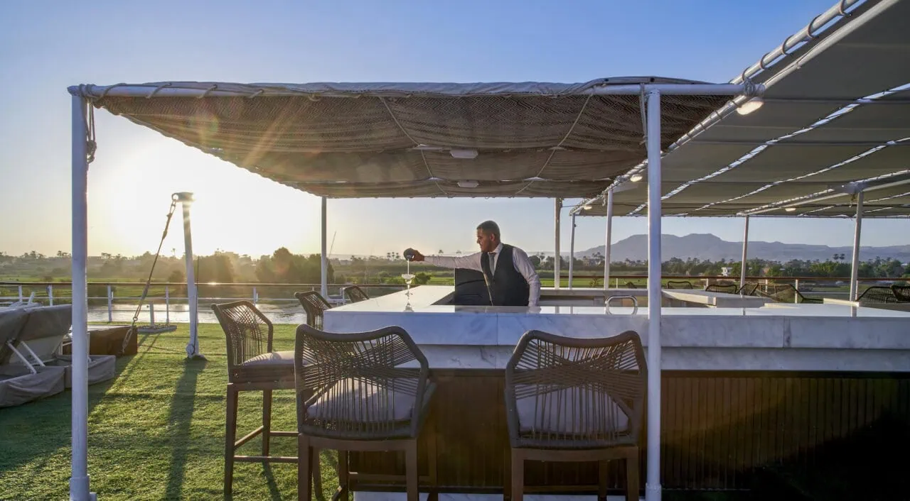 Bar ao ar livre no Mövenpick Royal Lily com vista para o Nilo