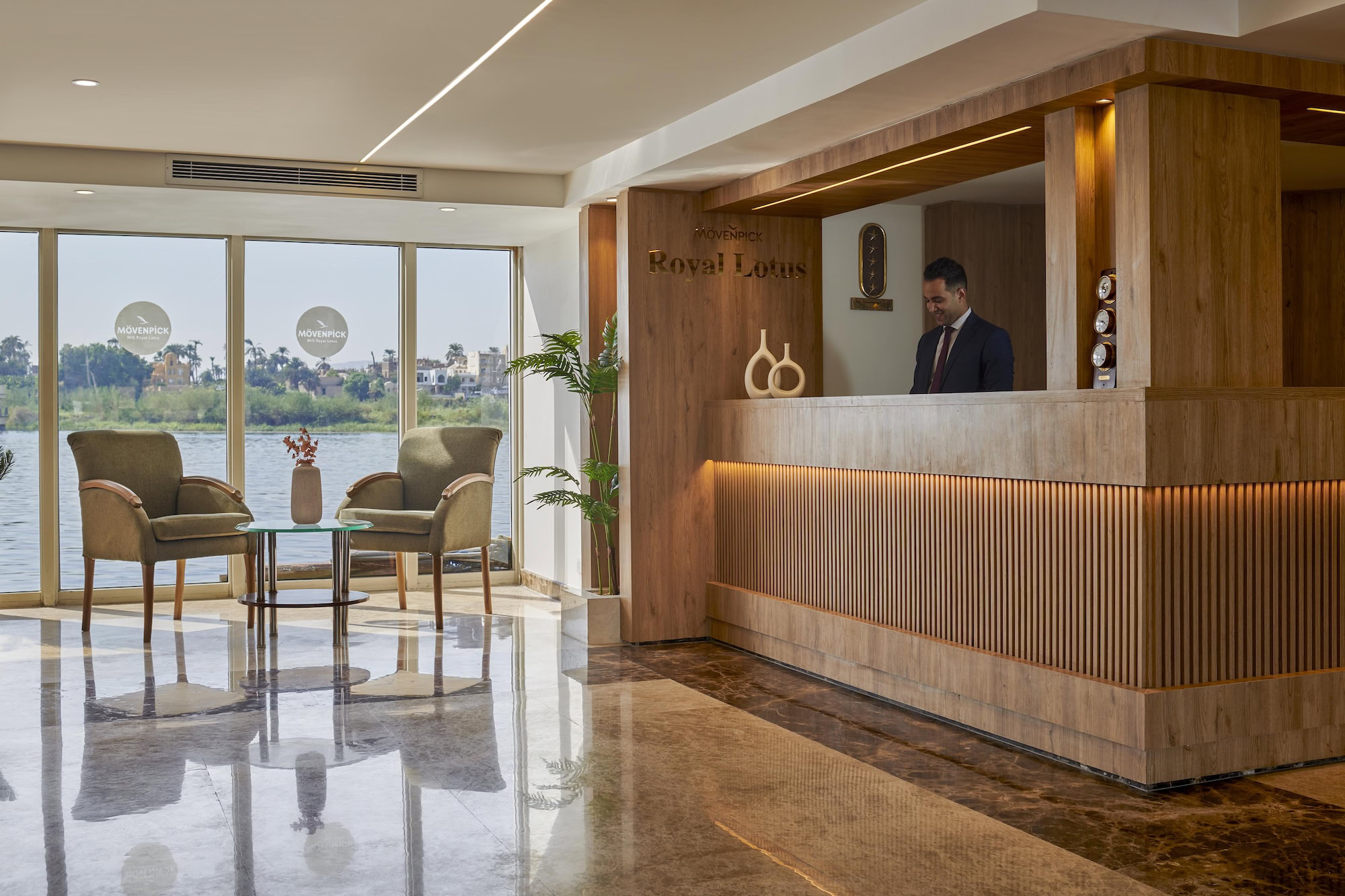 Área de recepção no Mövenpick MS Royal Lotus com decoração moderna