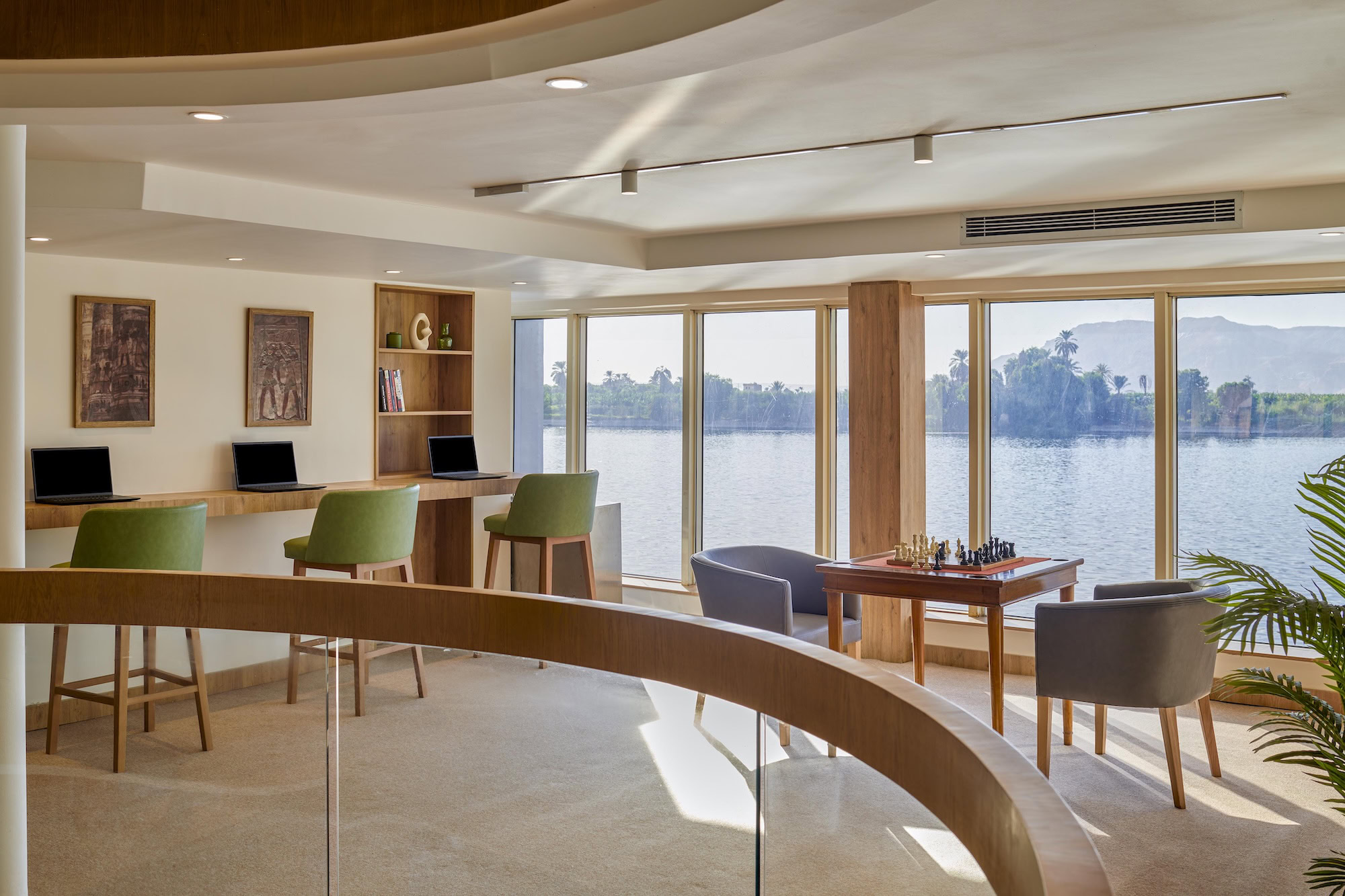 Amplo saguão no Mövenpick MS Royal Lotus com decoração elegante