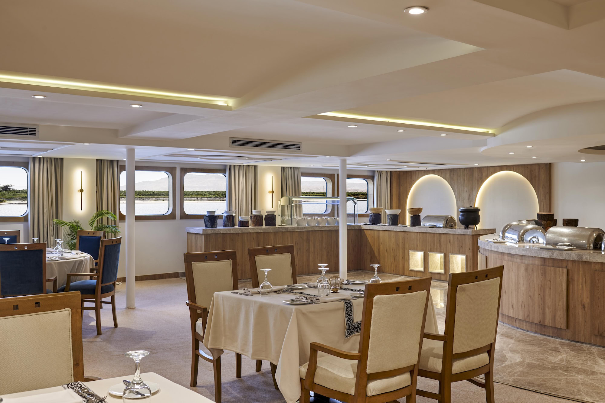 Restaurante de alta gastronomia no Mövenpick MS Royal Lotus com vista para o Nilo