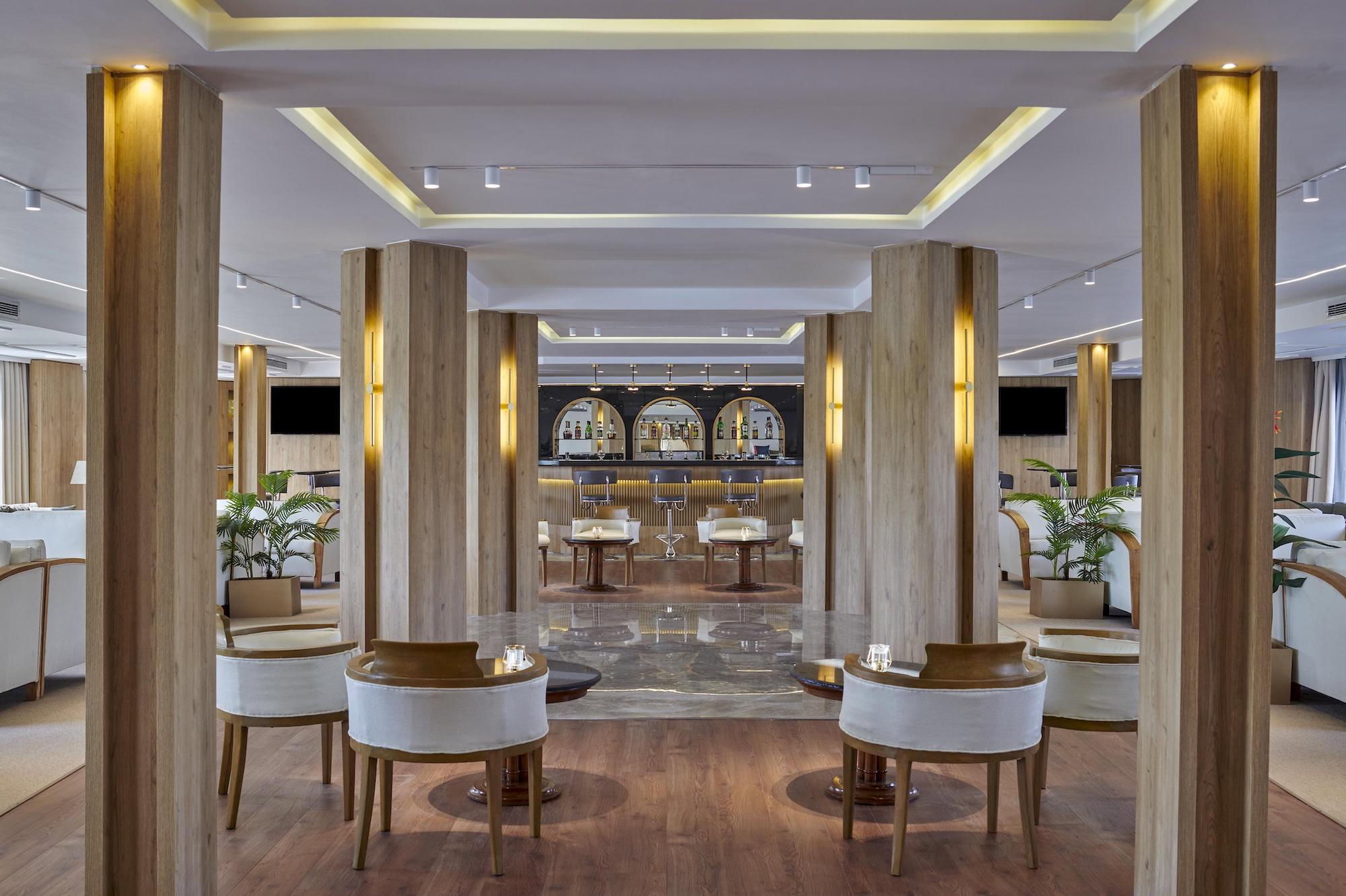 Bar interno no Mövenpick MS Royal Lotus com iluminação acolhedora