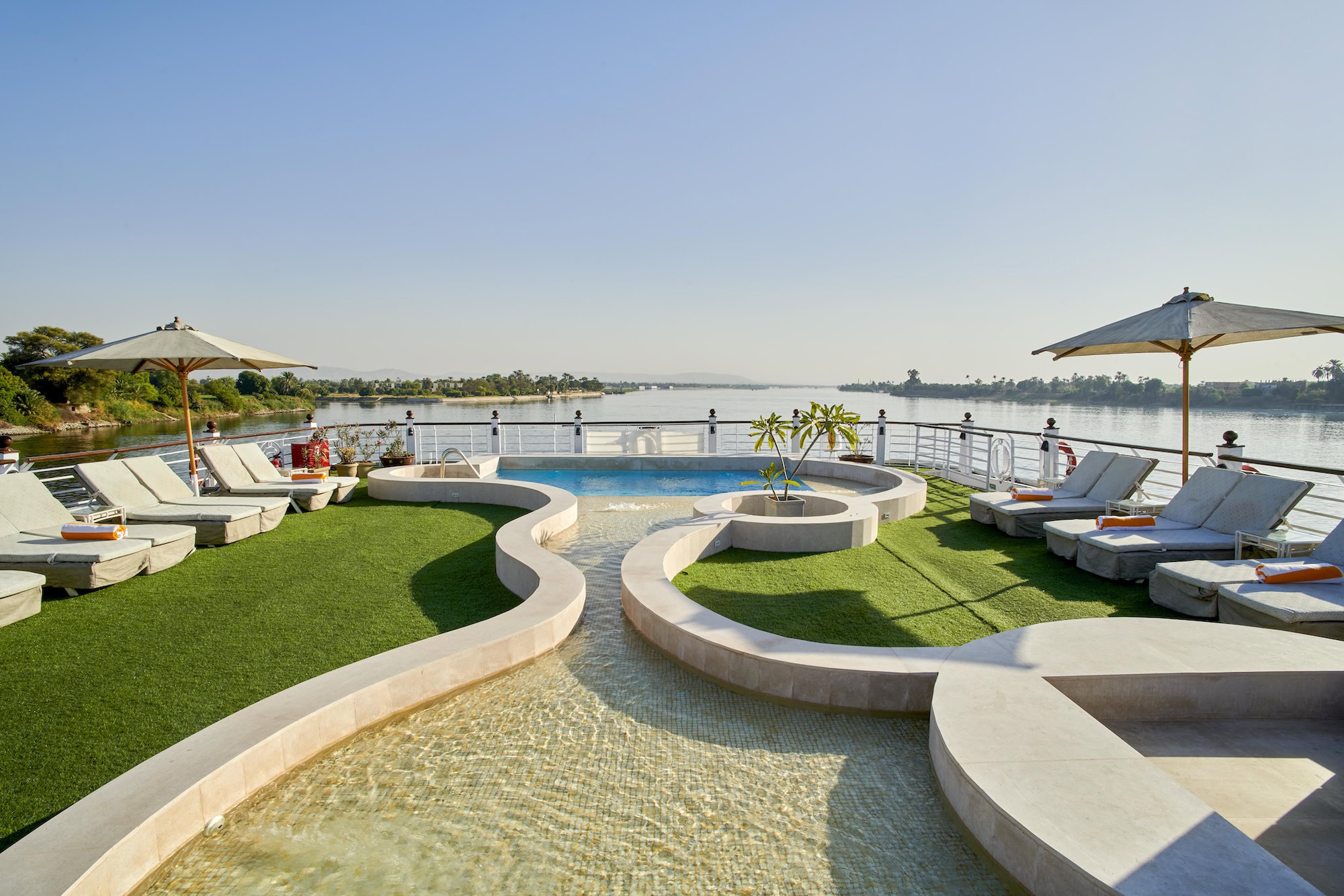 Piscina ao ar livre no deck solar do Mövenpick MS Royal Lotus