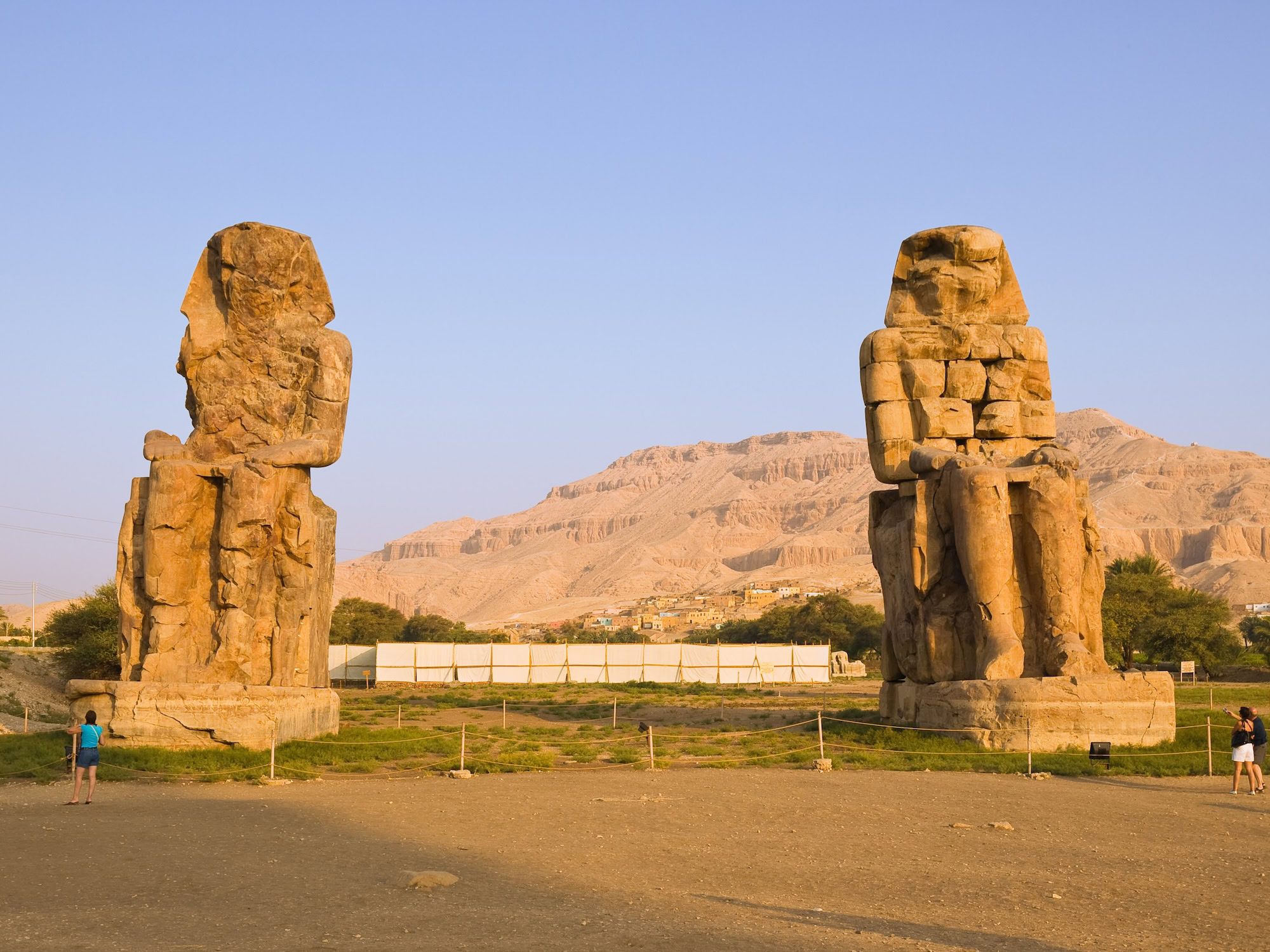 Colossos de Memnon, estátuas gigantes de pedra no Egito