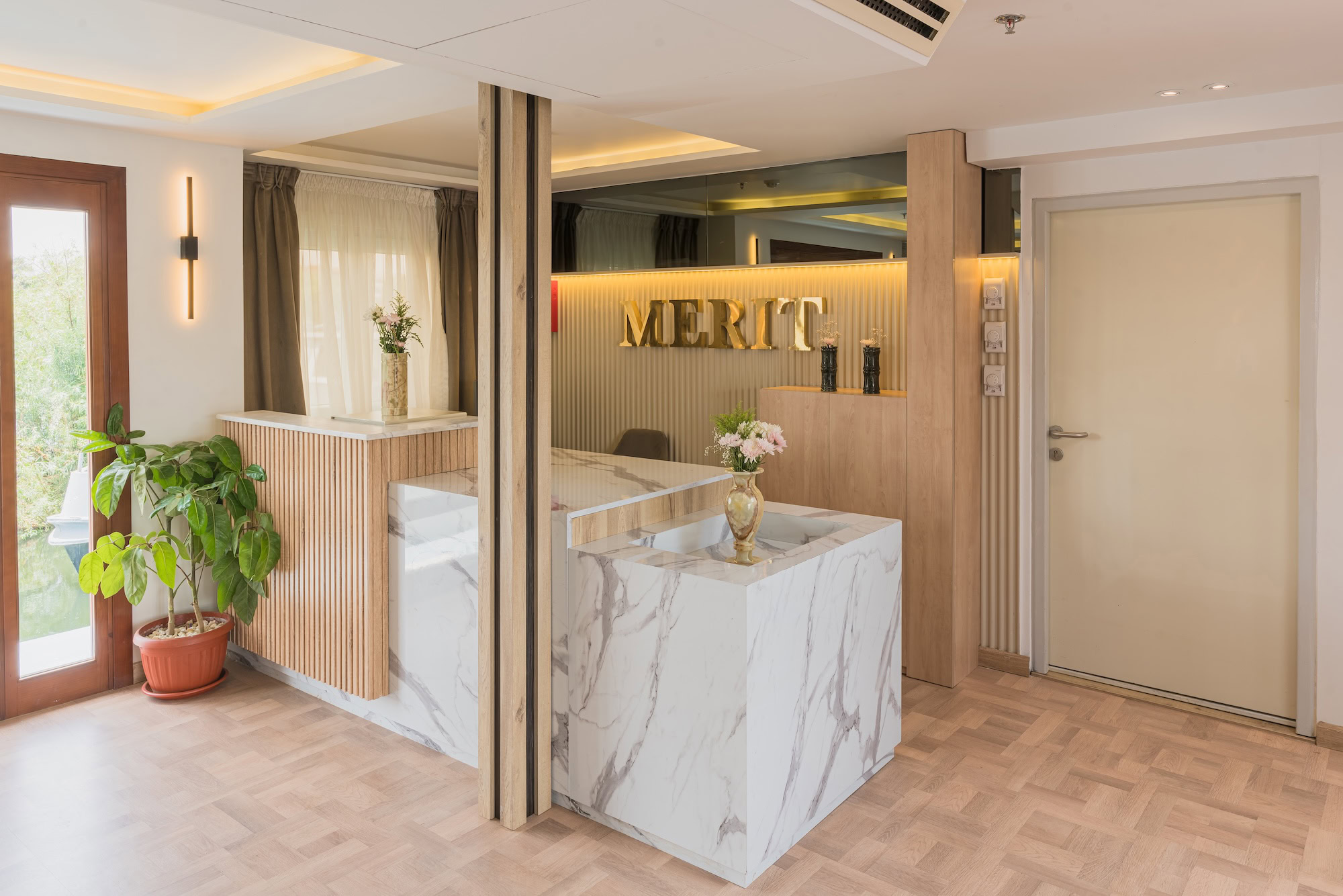 Reception area on Merit Dahabiya with warm lighting