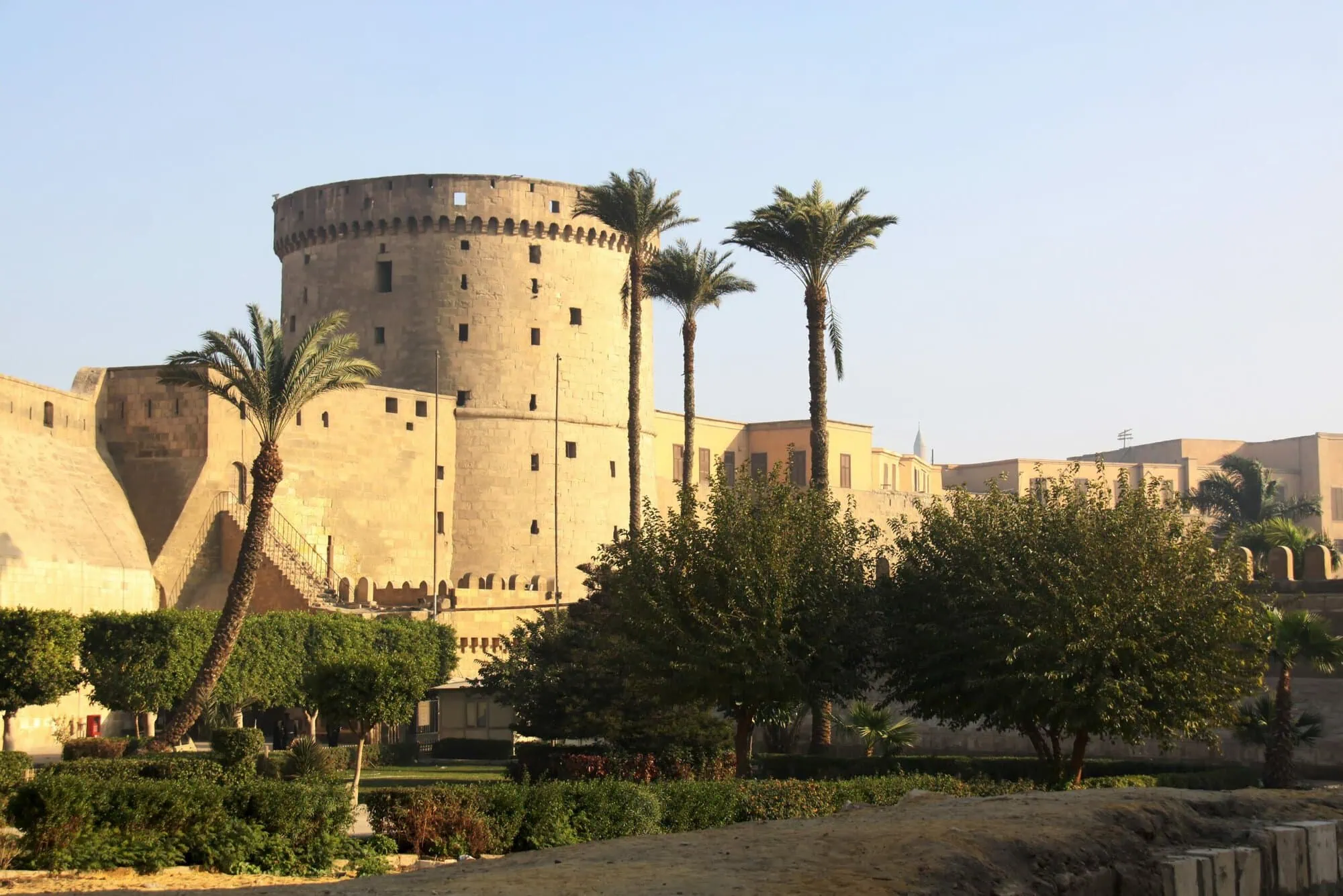 Cidadela de Saladino no Cairo com torre circular de pedra e jardins