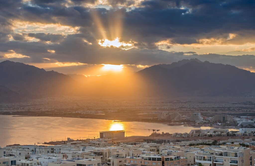 Vista aérea matinal de Aqaba com montanhas ao redor