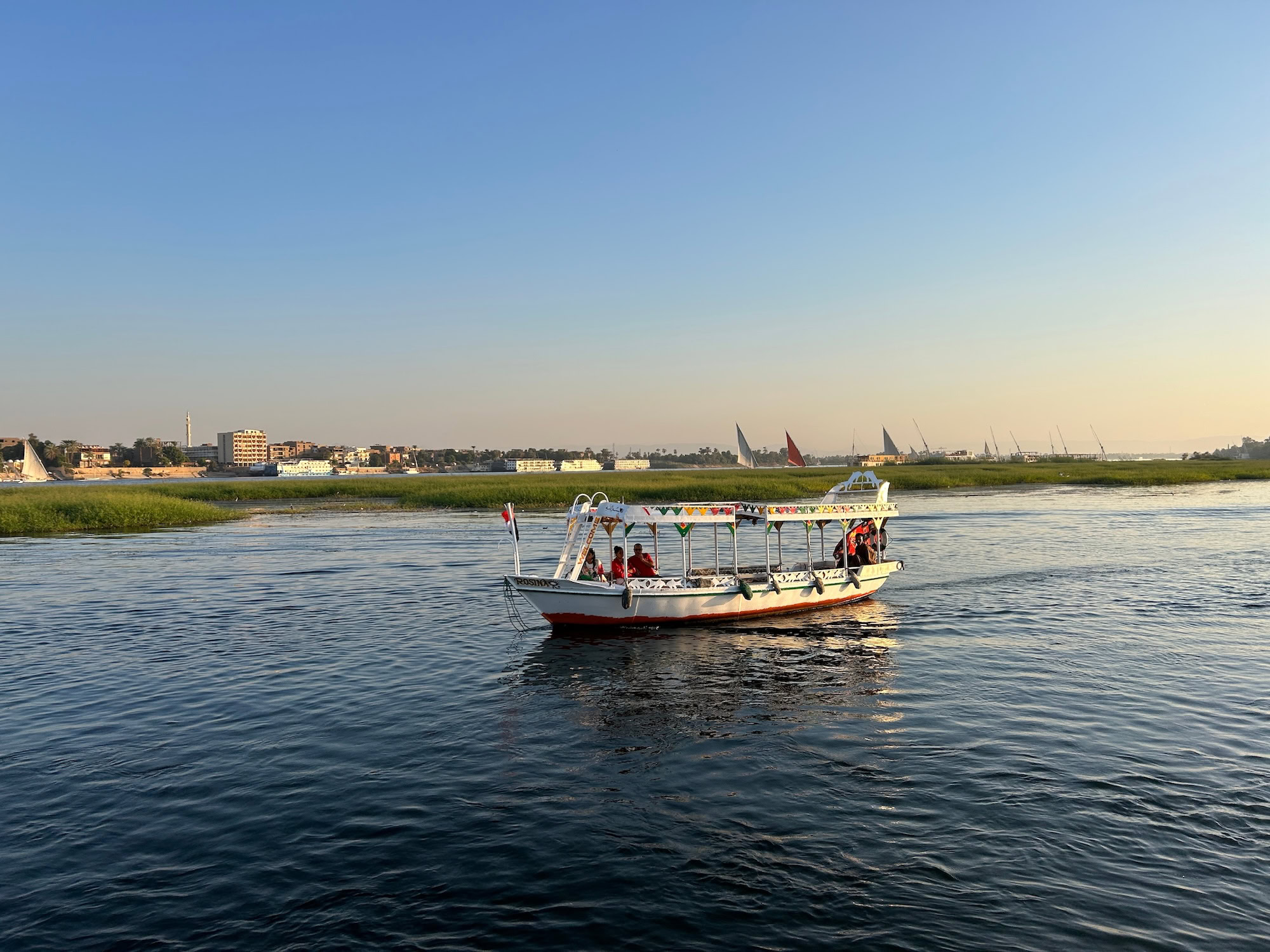 Barcos tradicionais navegando no Rio Nilo no Egito