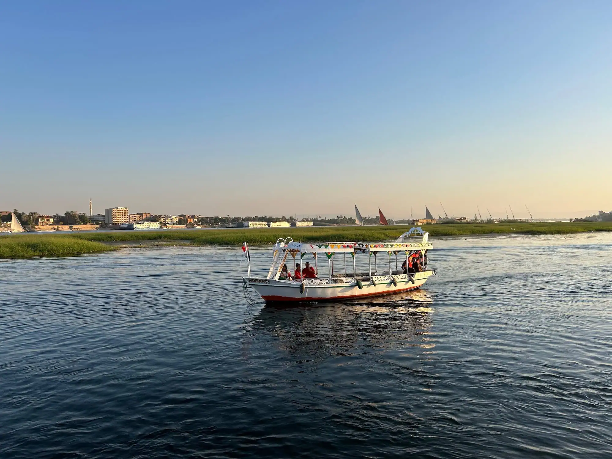 Barcos tradicionais navegando no Rio Nilo no Egito