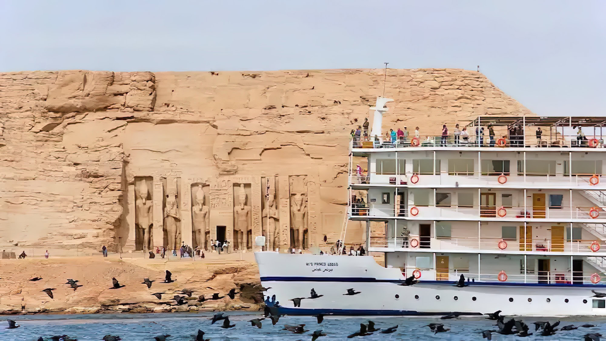 Tempio di Abu Simbel con nave da crociera sul fiume