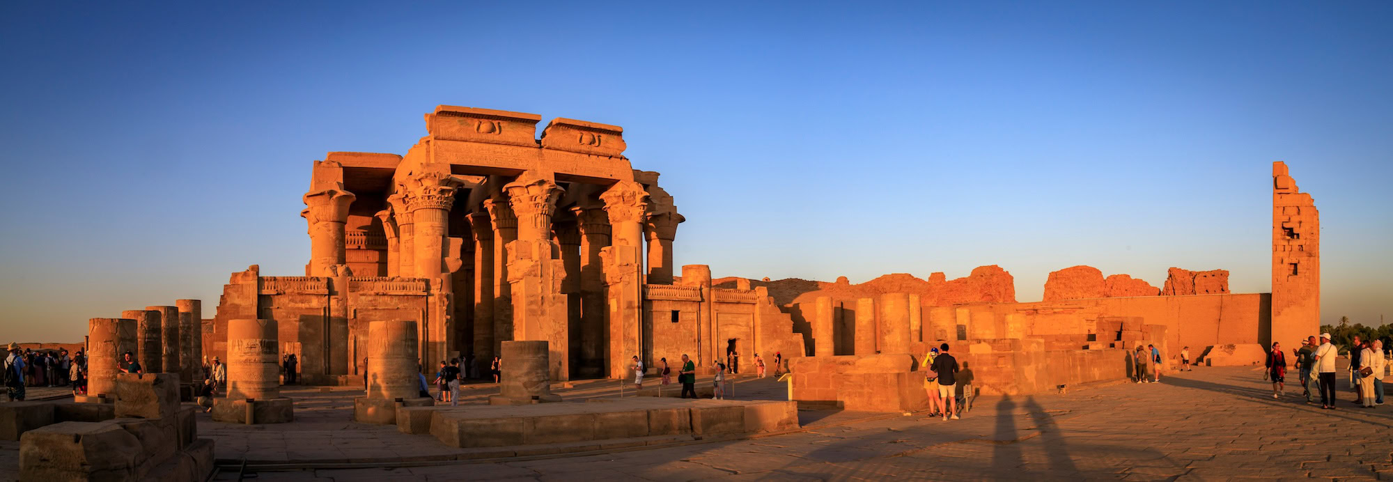 Templo antigo de Kom Ombo com colunas de pedra e ruínas restauradas