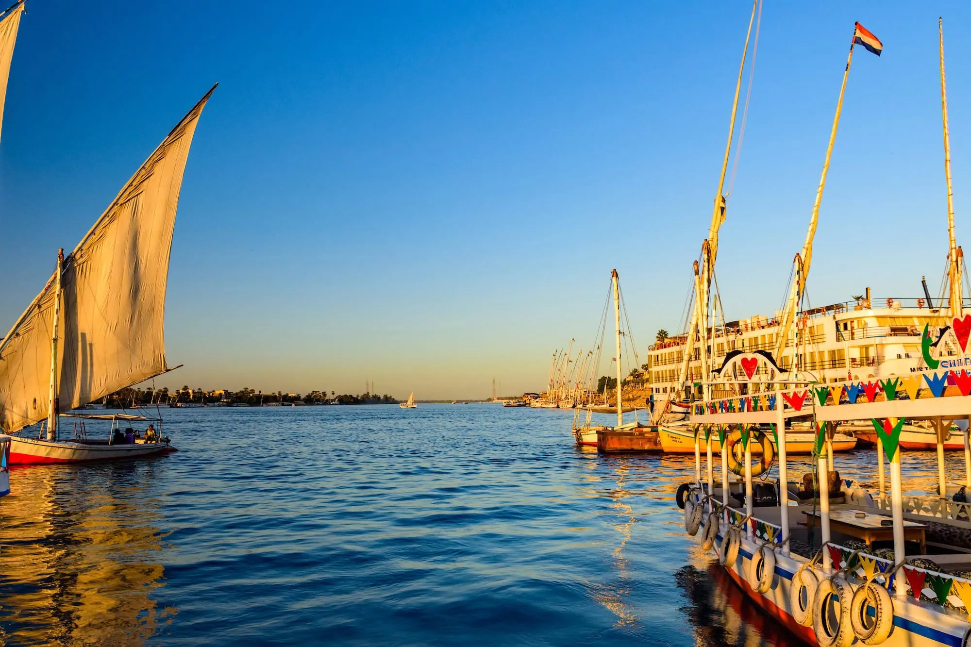 Barcos felucca tradicionales navegando por el río Nilo en Egipto