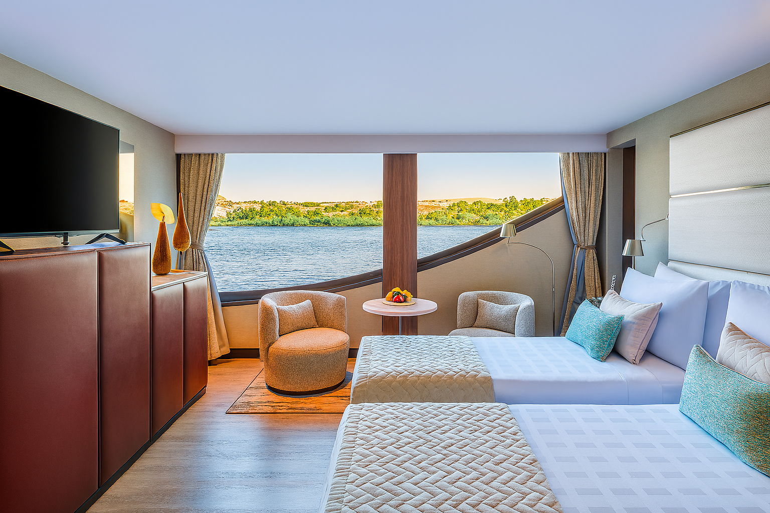 Quarto da suíte do Oberoi Zahra com lençóis macios e vista para o rio