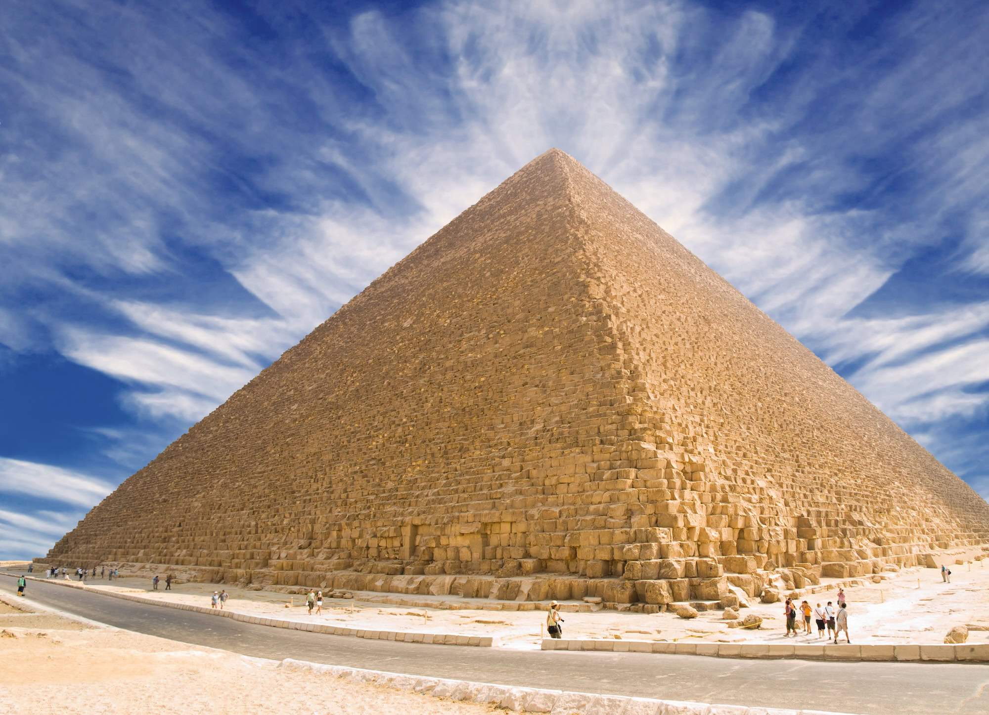 Turisti visitano la Grande Piramide di Giza in Egitto