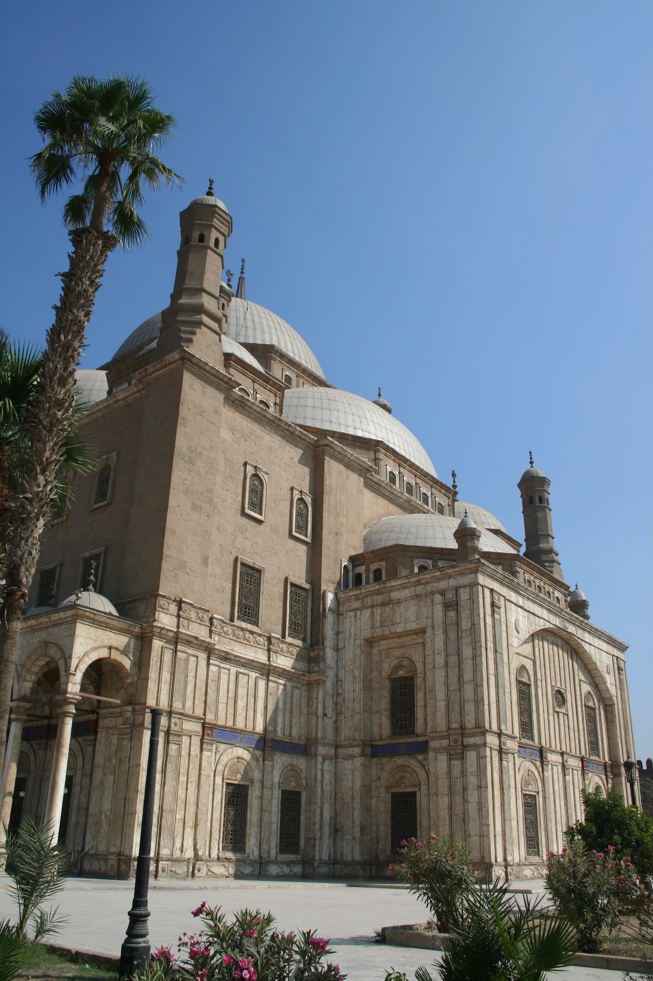 Vista de la hermosa Mezquita de Alabastro con sus cúpulas y minaretes rodeada de jardines