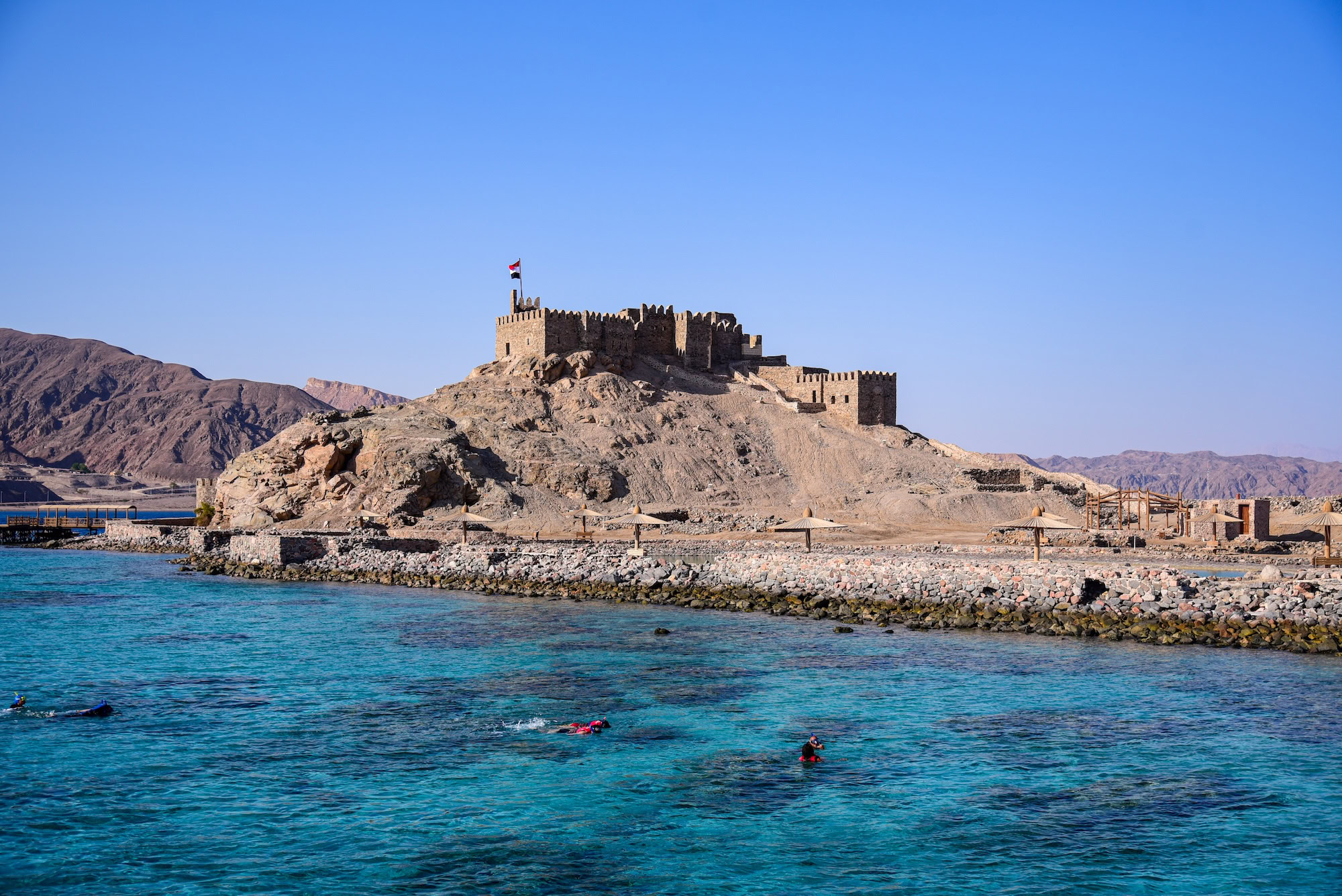 Forte storico su un'isola circondata dal mare in Egitto