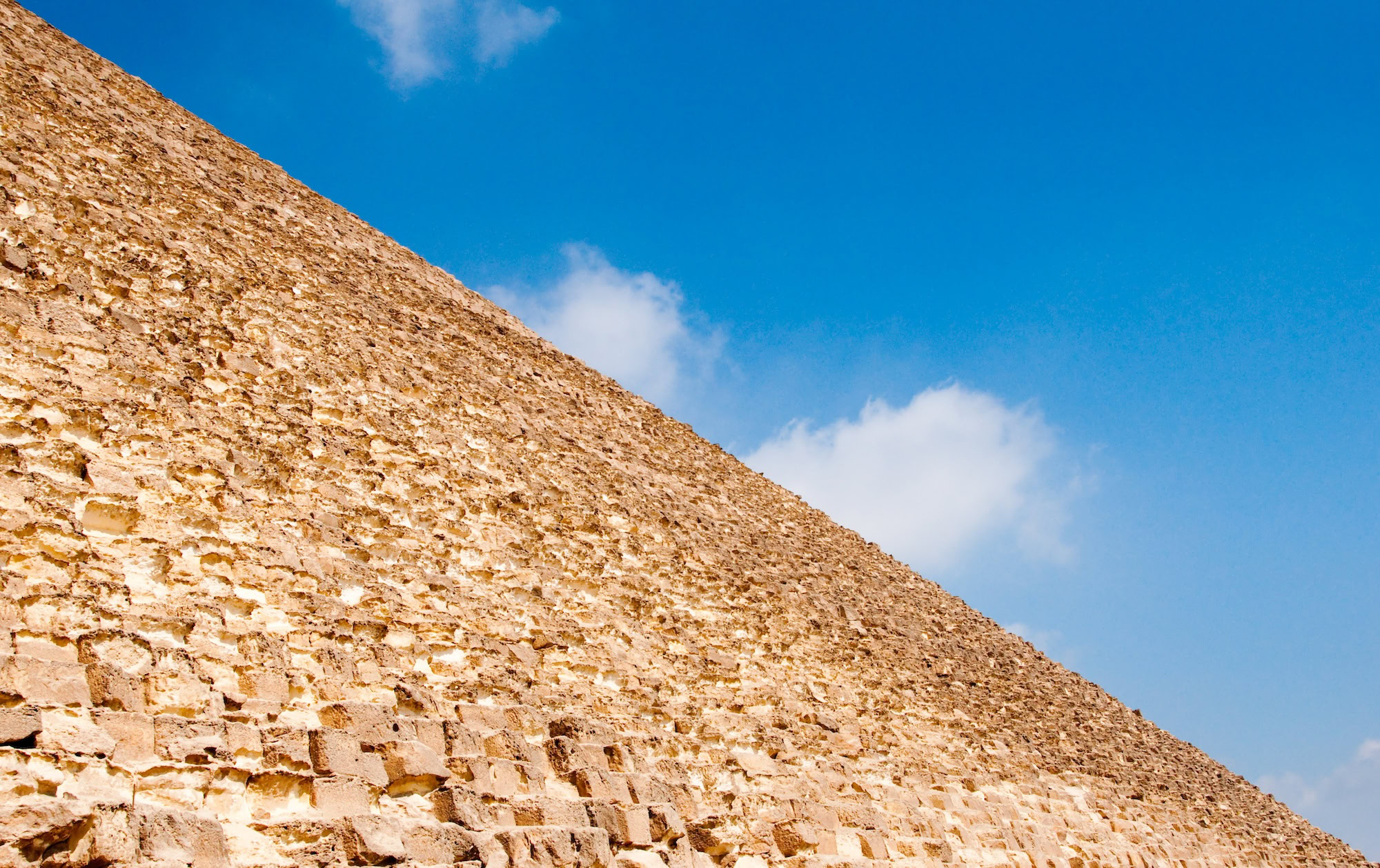 Pirámide de Giza mostrando bloques de piedra caliza reflectante