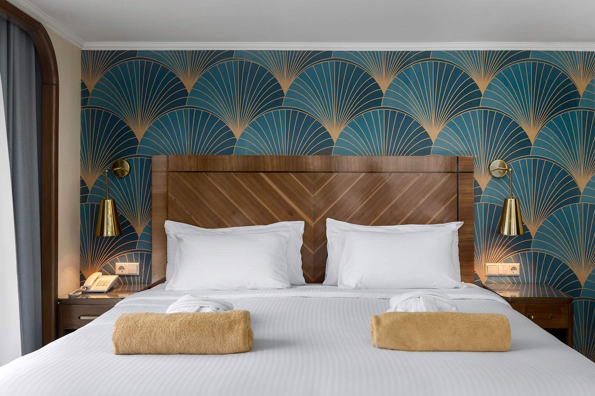 Cabina confortevole della MS Radamis I con letto matrimoniale e finestra panoramica sul Nilo