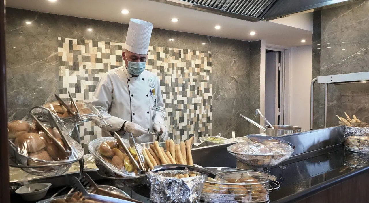 Ristorante elegante a bordo della MS Radamis I con tavoli apparecchiati e illuminazione soffusa
