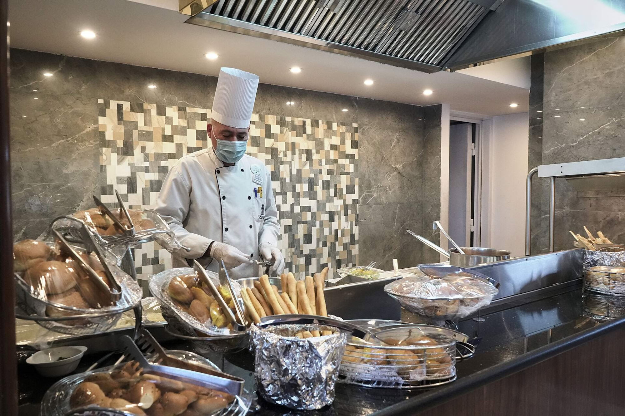 Ristorante elegante a bordo della MS Radamis I con tavoli apparecchiati e illuminazione soffusa