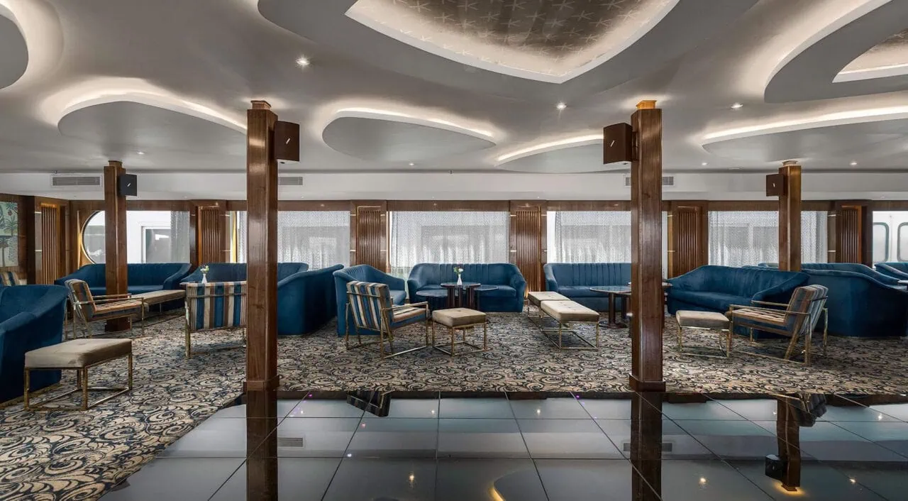 Lobby accogliente della MS Radamis I con reception e area salotto elegante