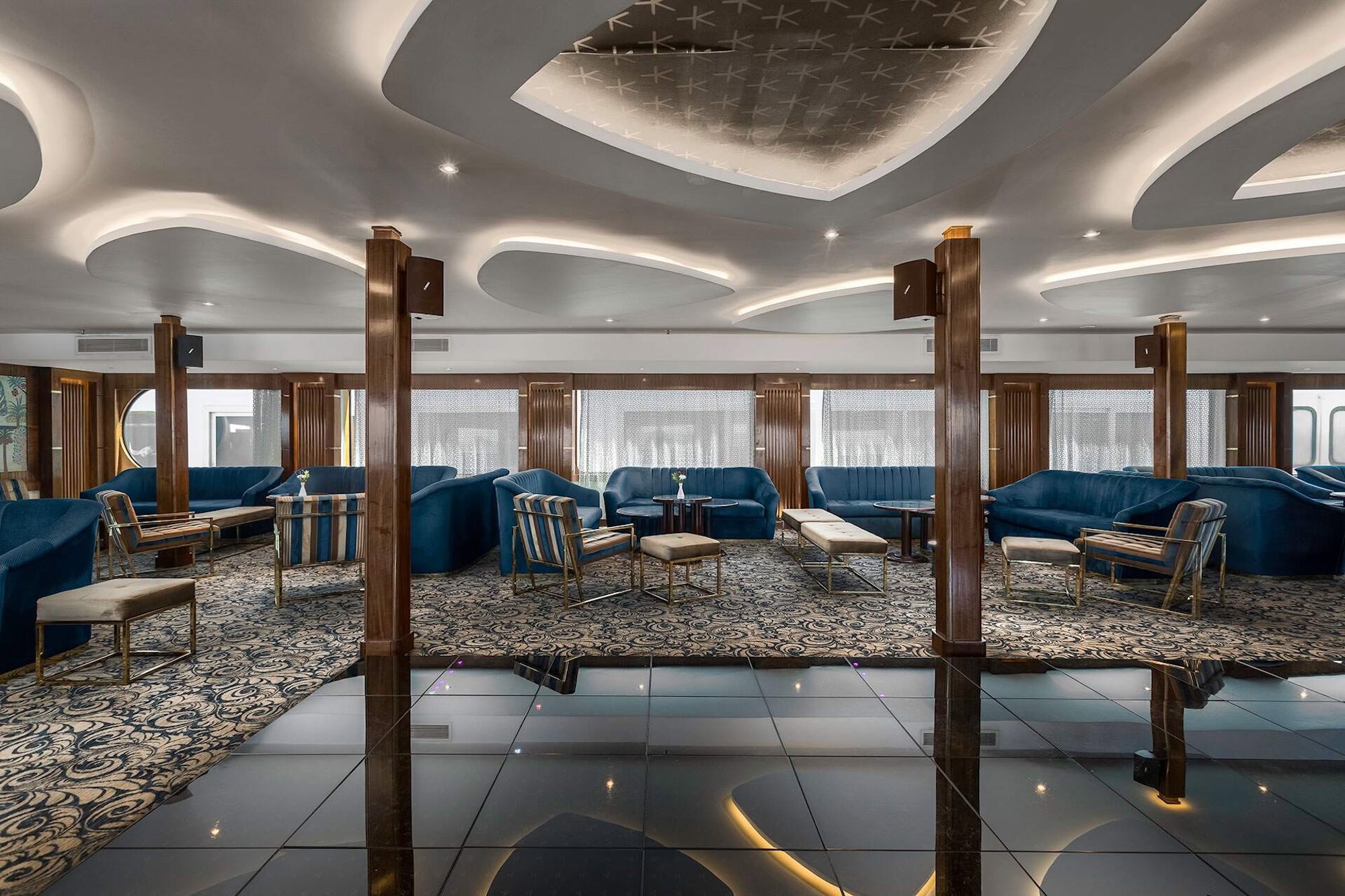 Lobby accogliente della MS Radamis I con reception e area salotto elegante