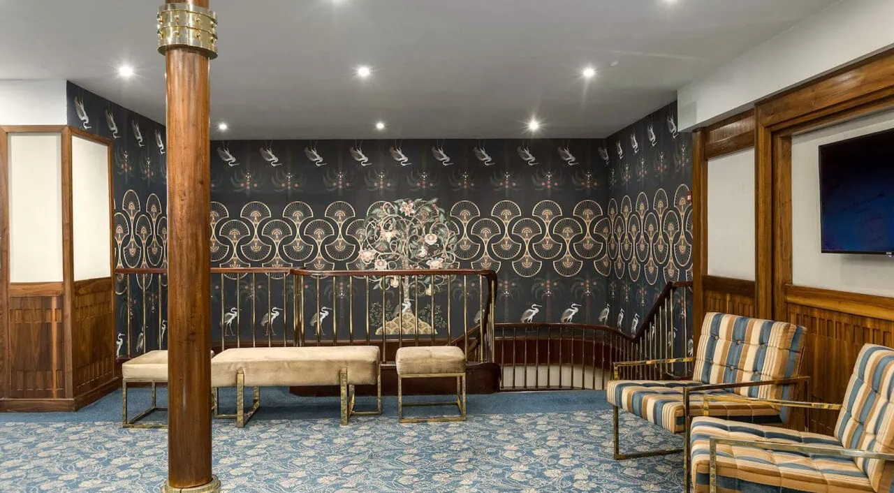 Lobby accogliente della MS Radamis I con reception e area salotto elegante