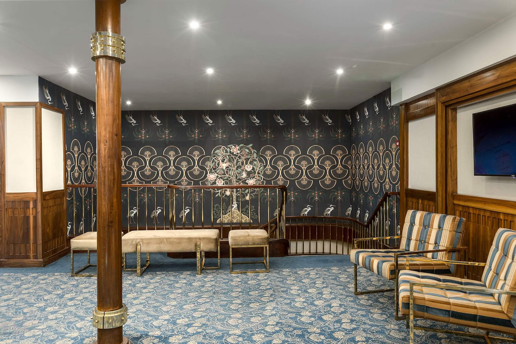 Lobby accogliente della MS Radamis I con reception e area salotto elegante