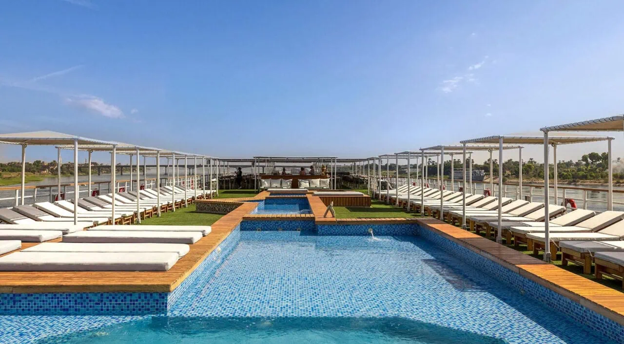 Piscina sul ponte della MS Radamis I con area relax e ombrelloni