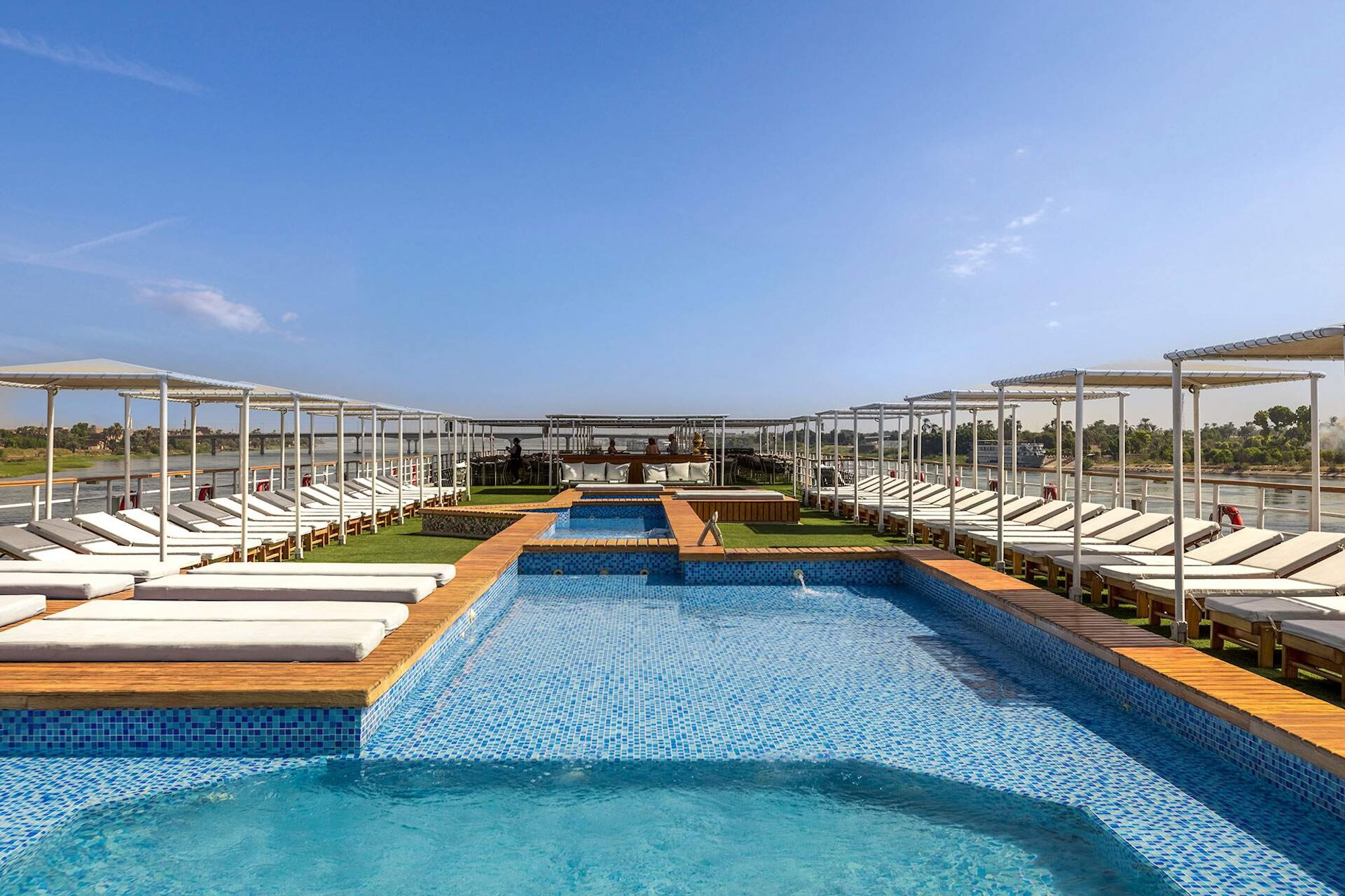 Piscina sul ponte della MS Radamis I con area relax e ombrelloni