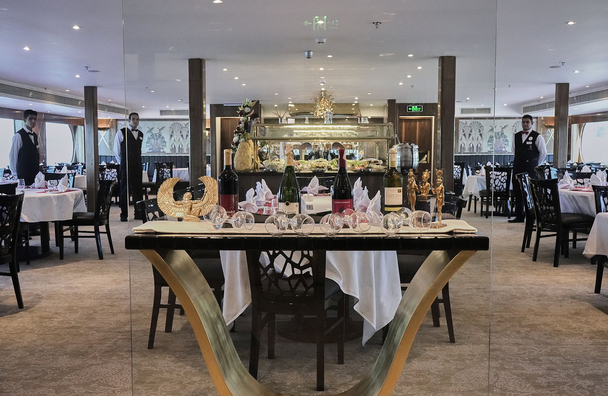 Ristorante elegante a bordo della MS Radamis I con tavoli apparecchiati e illuminazione soffusa