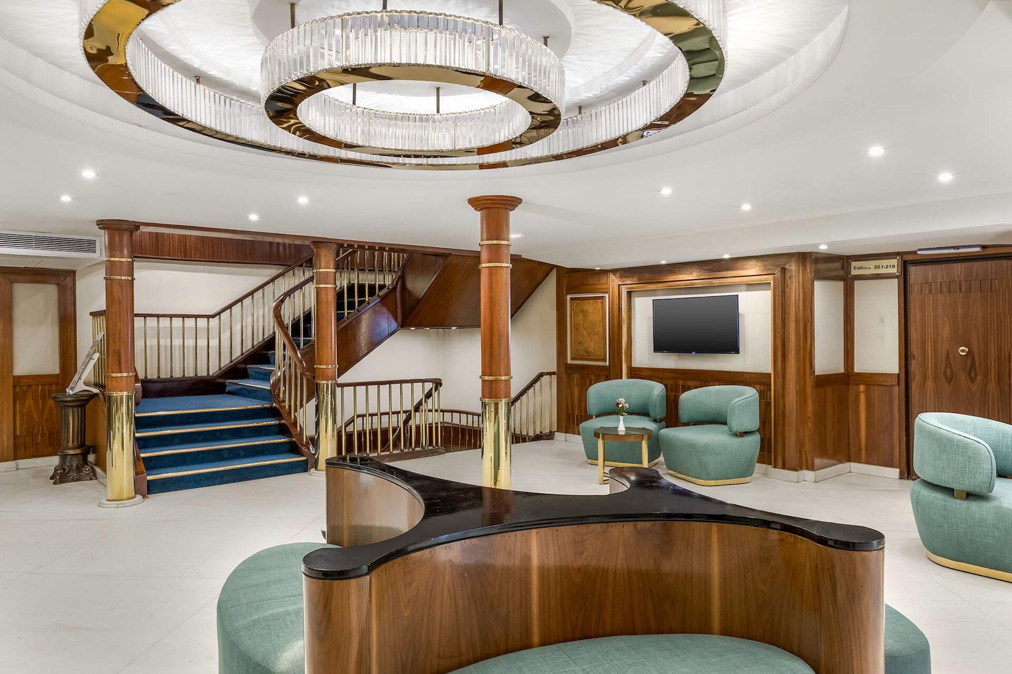 Ingresso principale della MS Radamis I con arredi moderni e dettagli in legno