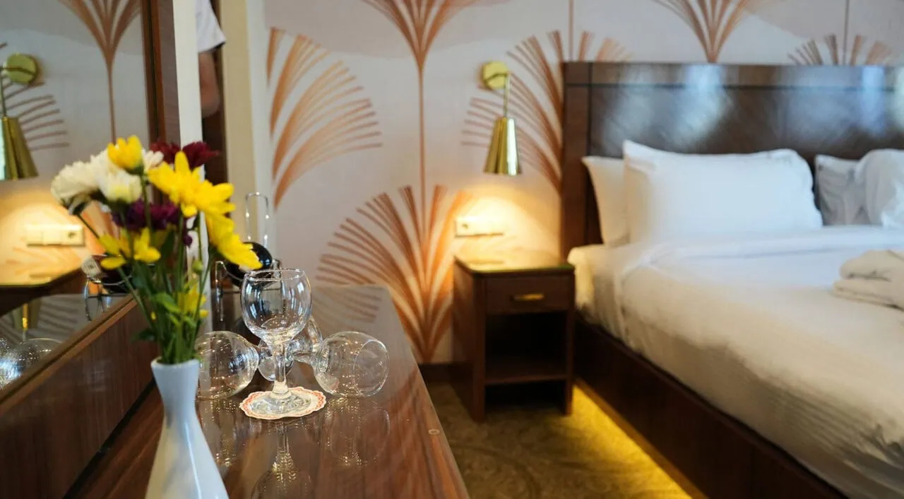 Cabina confortevole della MS Radamis I con letto matrimoniale e finestra panoramica sul Nilo
