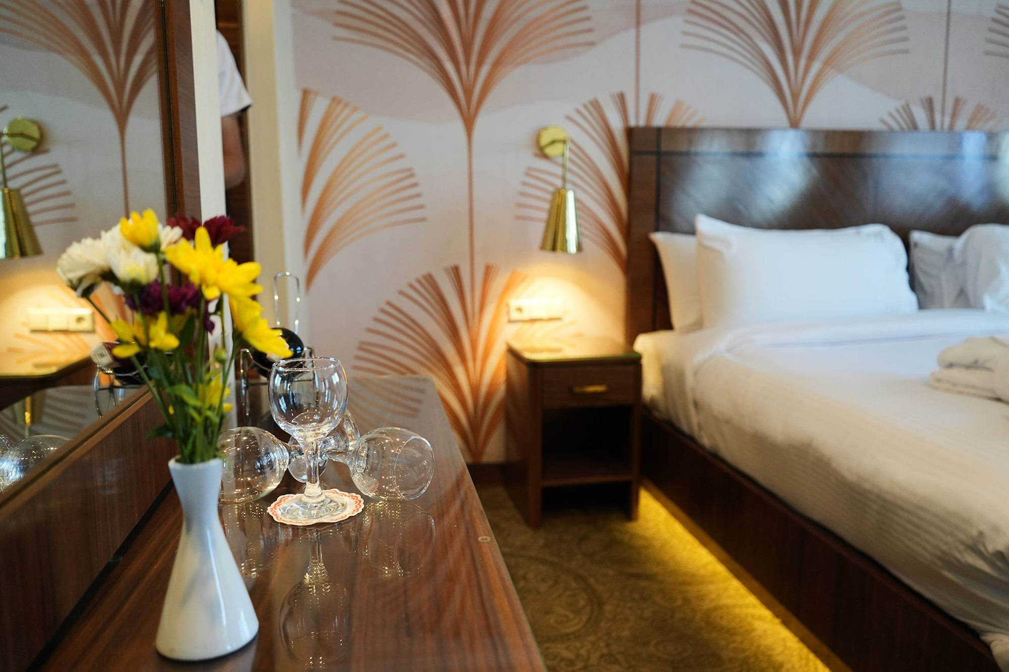 Cabina confortevole della MS Radamis I con letto matrimoniale e finestra panoramica sul Nilo