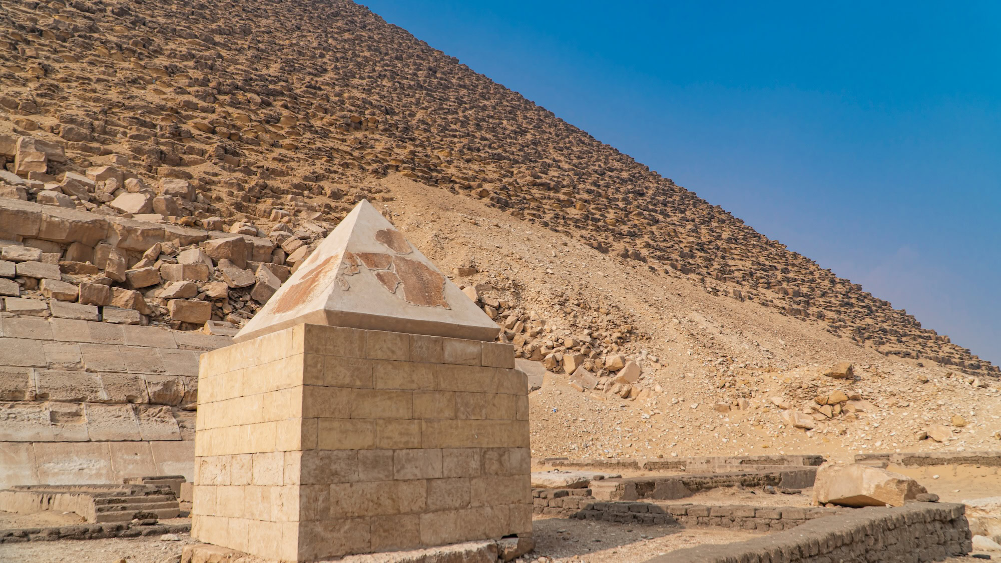 Gran Pirámide de Keops mostrando sus imponentes bloques de piedra caliza