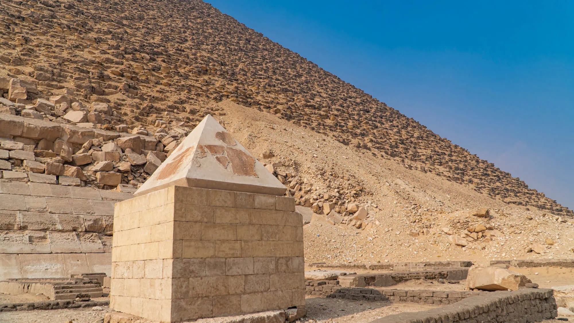 Gran Pirámide de Keops mostrando sus imponentes bloques de piedra caliza