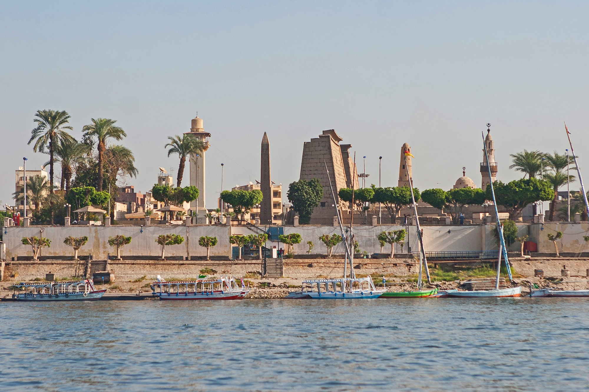 Tempio di Luxor con obelisco e barca sul fiume Nilo