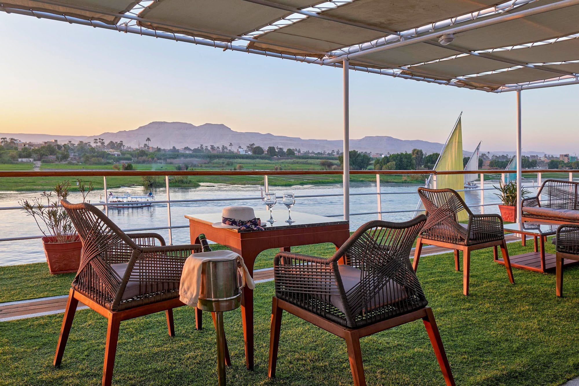 Mesa com taças de vinho e cadeiras às margens do Rio Nilo no Egito