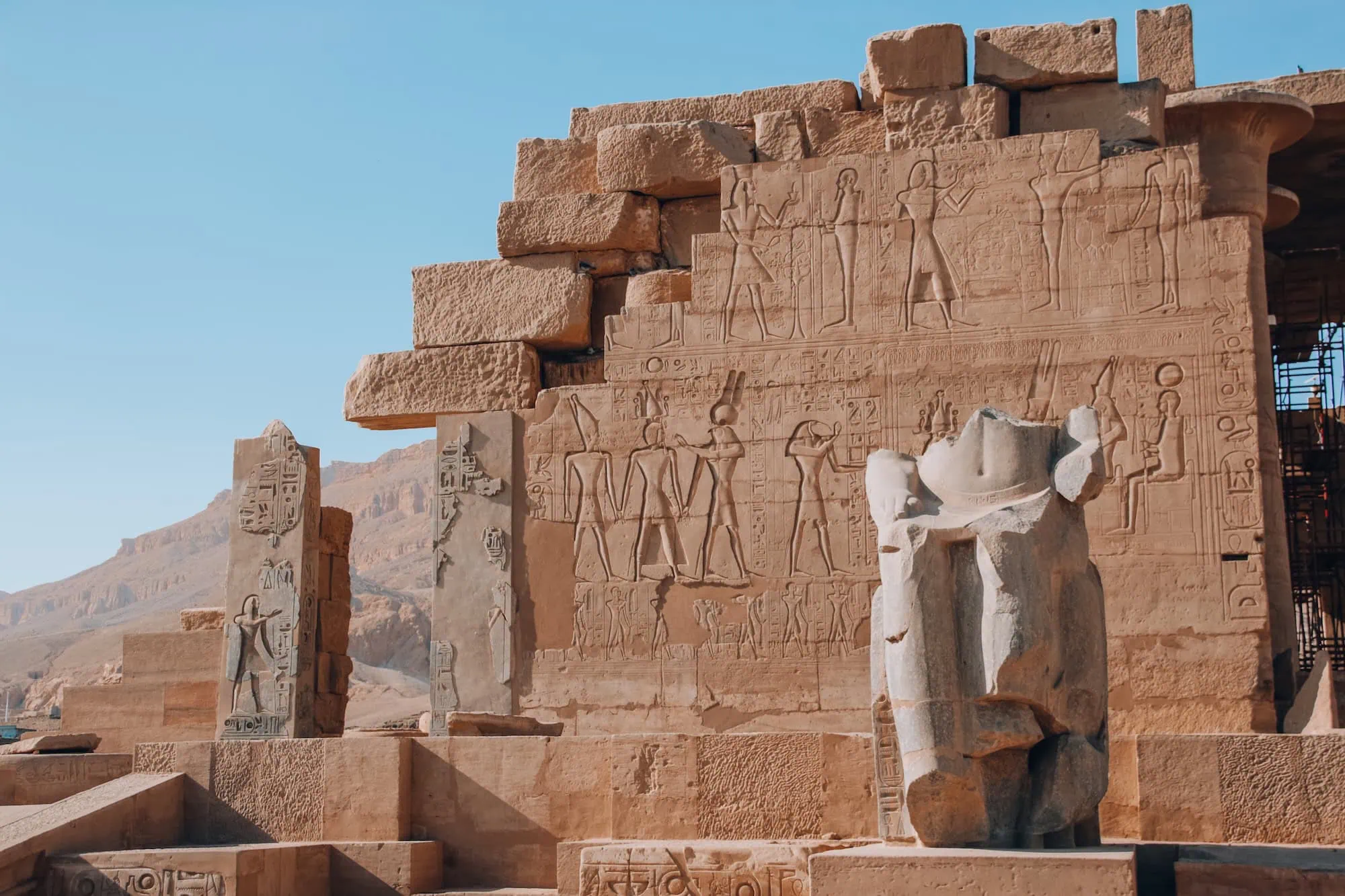 Templo mortuário da rainha Hatshepsut com colunas e relevos hieroglíficos em Luxor